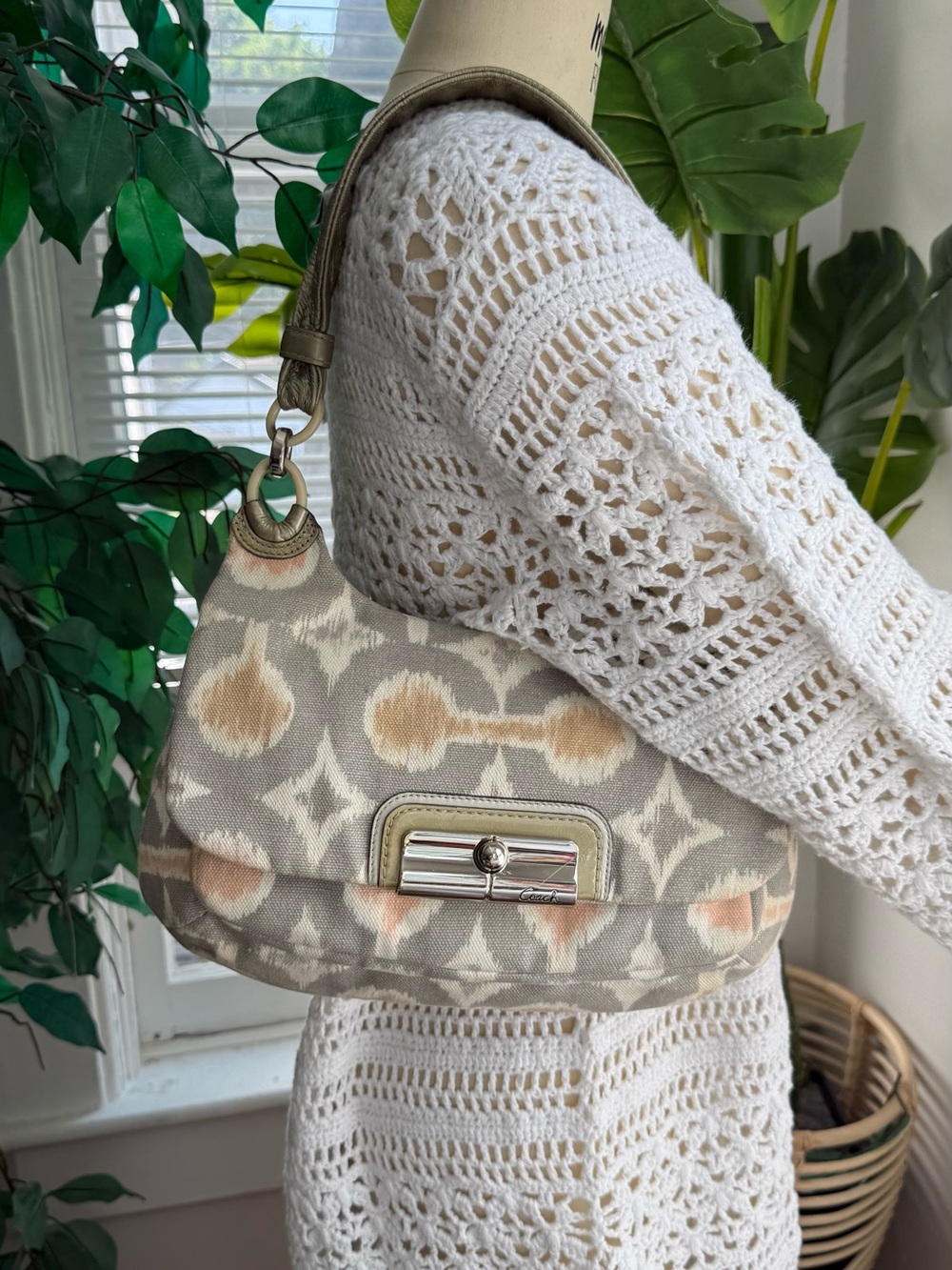 Canvas Pattern Shoulder Bag in Beige and Cream